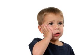 Boy with tooth sensitivity and pain.